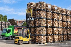 Luftgetrocknetes Buchen-Brennholz beim Transport mit dem Gabelstapler
