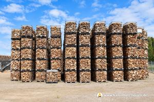 Luftgetrocknetes Buchenholz zur Lagerung als Kaminholz