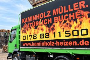 Lieferfahrzeug für Kaminholz und Brennholz aus Buche