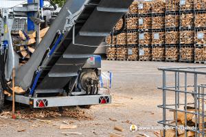 Förderband bei der Produktion von Kaminholz aus Buche