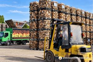 Gabelstapler beim Transport von Brennholz im Kaminholzhandel